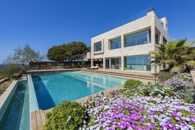 Villa contemporánea en primera línea con piscina infinita y spa a la venta en Llucmajor, Mallorca
