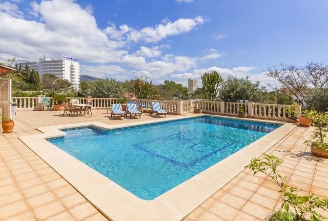 Large villa with private pool for sale in Palmanova, Mallorca