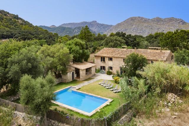 Centuries-old finca with a holiday license for sale in the Pollensa, Mallorca