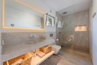 Bathroom new (2).jpg