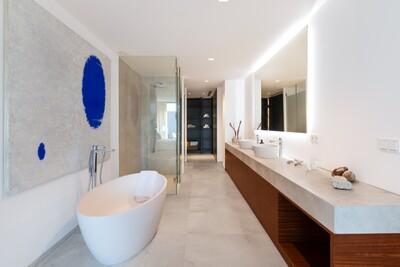 Bathroom (3).jpg