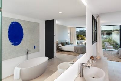 Bathroom (1).jpg