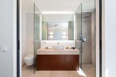 Bathroom (2).jpg