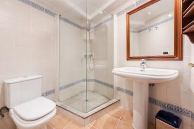 PTP20514_1_10_Bathroom (1).jpg