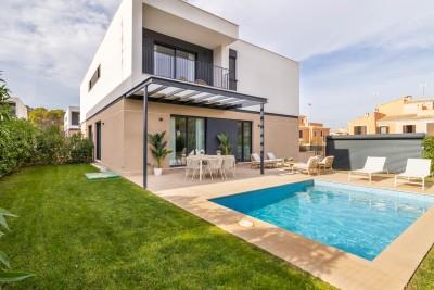 Pool and Exterior (1)