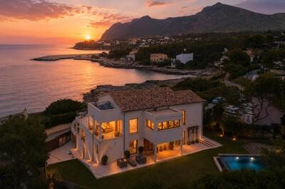 Frontline villa in Alcudia for sale