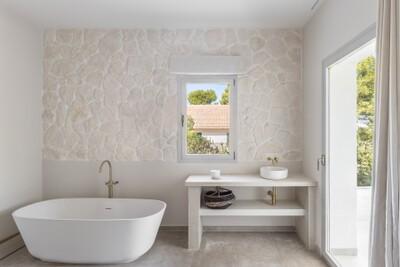 12-Bathroom.jpg