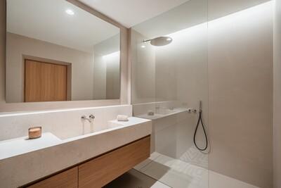 Bathroom (2).jpg