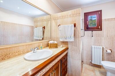 Bathroom (2).jpg