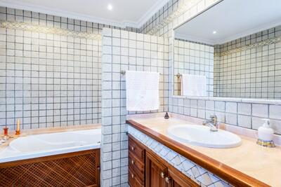 Bathroom (3).jpg