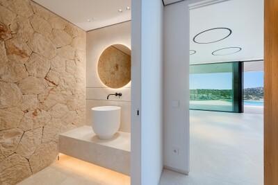 Bathroom (3).jpg