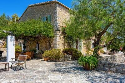 Exterior (1).jpg