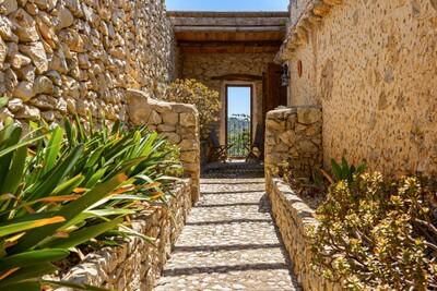 Exterior (4).jpg