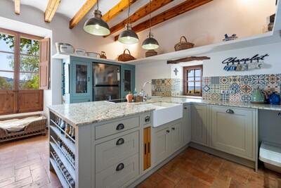 Kitchen (1).jpg