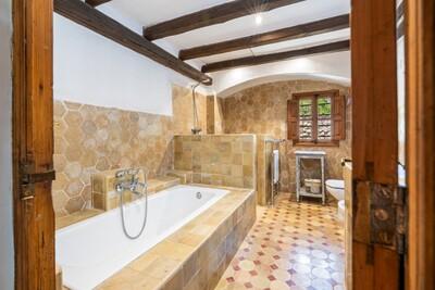 Bathroom (2).jpg