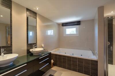 Bathroom (3)
