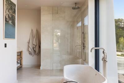 15 Farm 1 - Master Bathroom