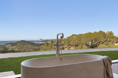 18 Farm 1 - Master Bathroom