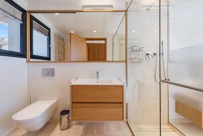 Bathroom (2).jpg