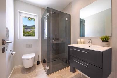 Bathroom (2).jpg