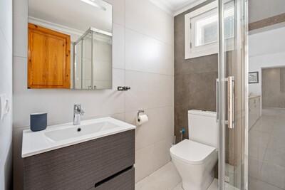 Bathroom (2).jpg