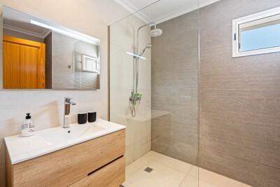 Bathroom (1).jpg