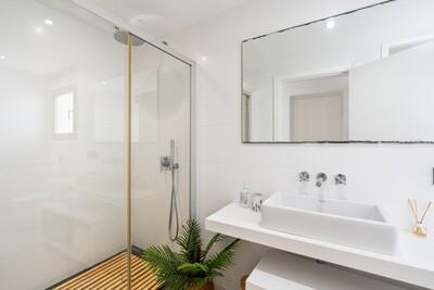 Bathroom (2).jpg