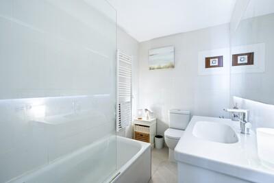 Bathroom (1).jpg