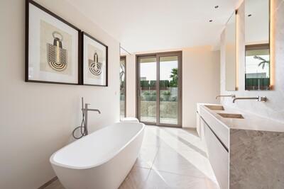 Bathroom (1).jpg
