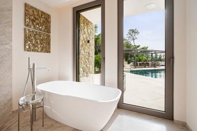 Bathroom (2).jpg