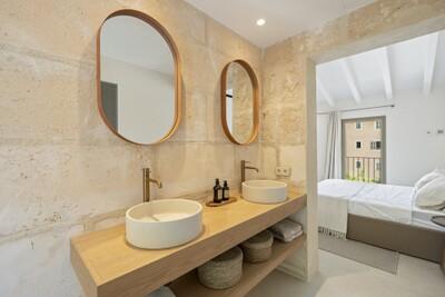 Bathroom (2).jpg