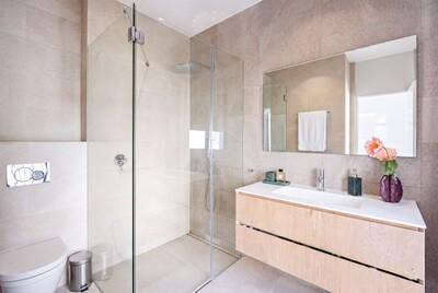Bathroom (2).jpg