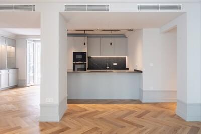 Kitchen (2).JPG
