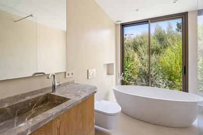 Bathroom (2).jpg