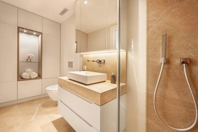 Bathroom (2).jpg