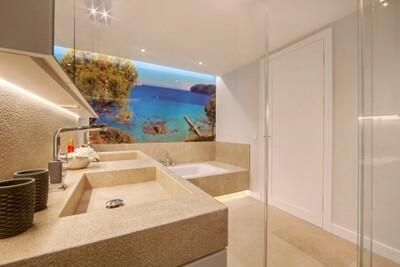 Bathroom (1).jpg