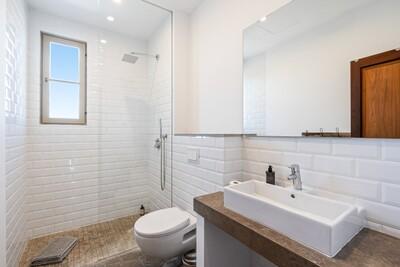 Bathroom (1).jpg