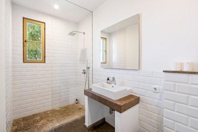 Bathroom (2).jpg