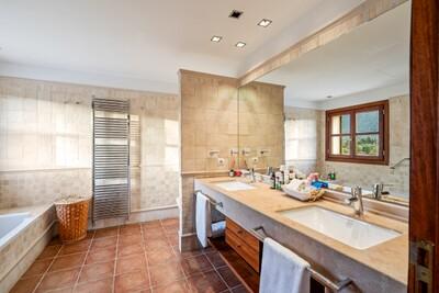 Bathroom (2).jpg