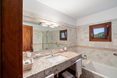 Bathroom (4).jpg