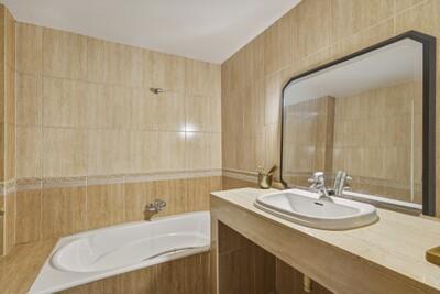 Bathroom (2).jpg