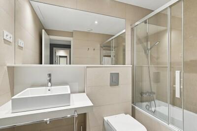 Bathroom (2).jpg