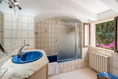 Bathroom (3).jpg