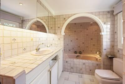 Bathroom (2).jpg