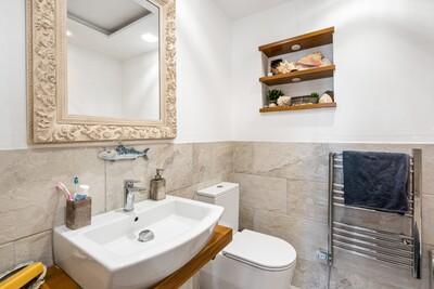 Bathroom (2).jpg