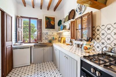 Kitchen (2).jpg