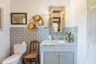 Bathroom (1).jpg