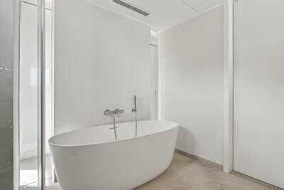 Bathroom (2).jpg
