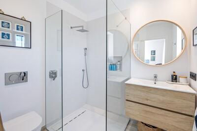 Bathroom (2).jpg