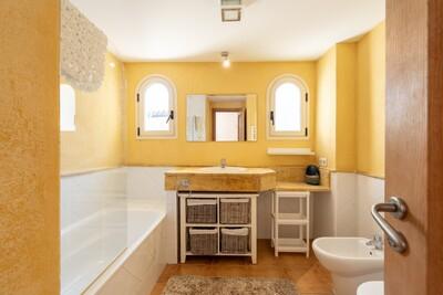 Bathroom (2).jpg